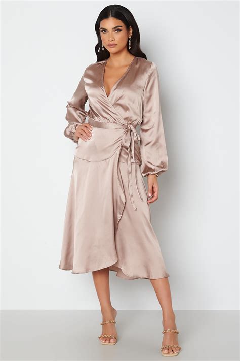 Bubbleroom occasion – Priya Satin Wrap Midi Dress – Cocktail dresses ...