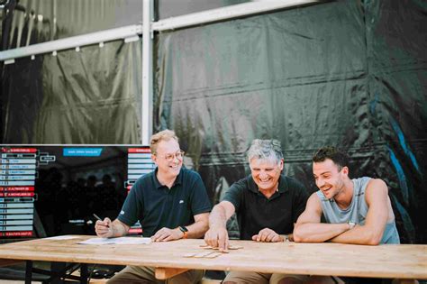 Sasha banks nue back on SmackDown and ready to send a