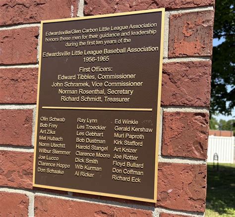 Edwardsville Glen Carbon Little League unveils plaque honoring founders