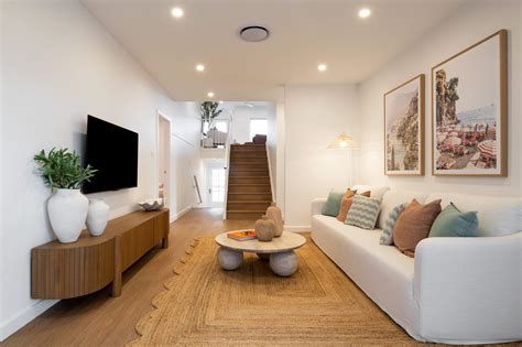 Creative Strategies for Arranging Furniture in a Bi-Level Living Room to Maximize Space and Flow ...