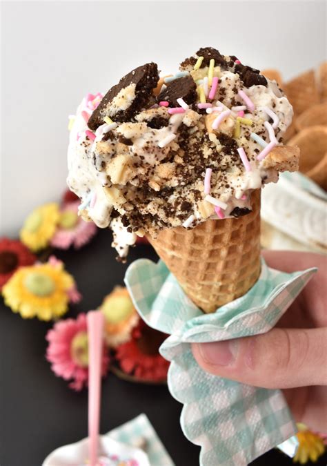 ice-cream-social-ideas-with-edible-stickies-14.jpg - Giggle Living