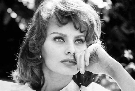 Download Sophia Loren In Monochromatic Wallpaper | Wallpapers.com