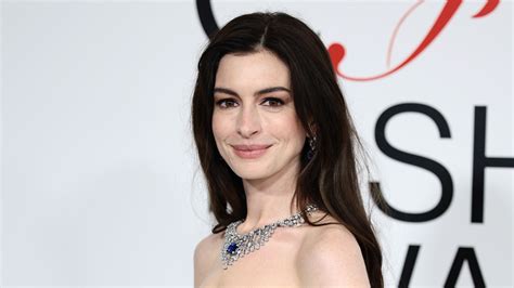 Anne Hathaway zeigt: Mit diesem Styling-Hack wird der virale No-Pants-Trend ganz leicht ...