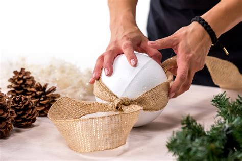 How to make a kissing ball holiday craft