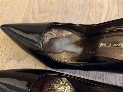 Secretly cumming in sexy Latinas black heels🥵💦 : r/Cumonshoes