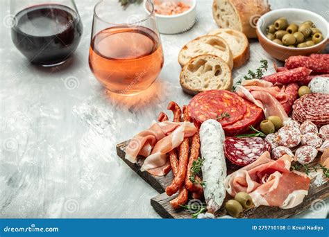 Tradicional Spanish Tapas Chorizo Jamon Serrano. Carne Curada E Prato ...