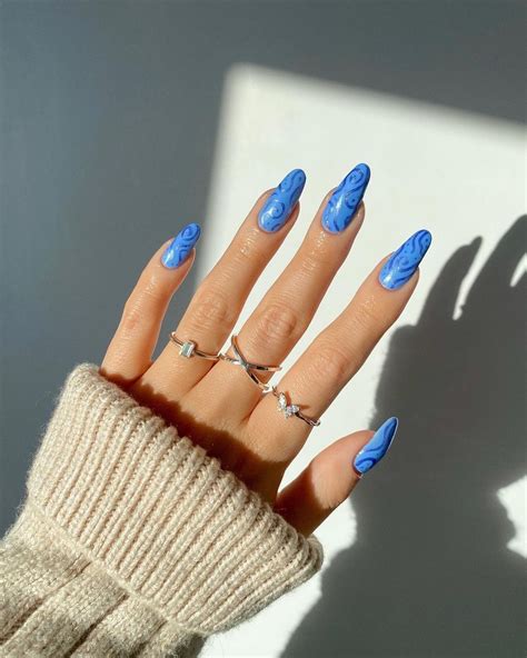 Uñas azul peltre: 10 ideas para llevar el color del 2023 en tu manicure ...