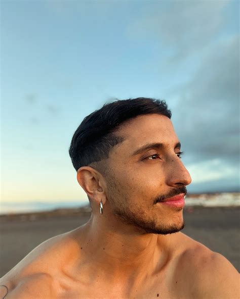 Erik Joel | Tantos unos mismos. 🪴 2025 Feliz año! 🎊 Que todo lo lindo ...