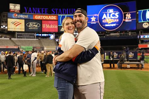 Kate Upton mesmerizes Phillies fan in new World Series video