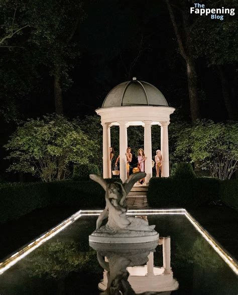 Ariel Winter Looks Sexy in Bikinis with Friends (6 Photos) | #TheFappening