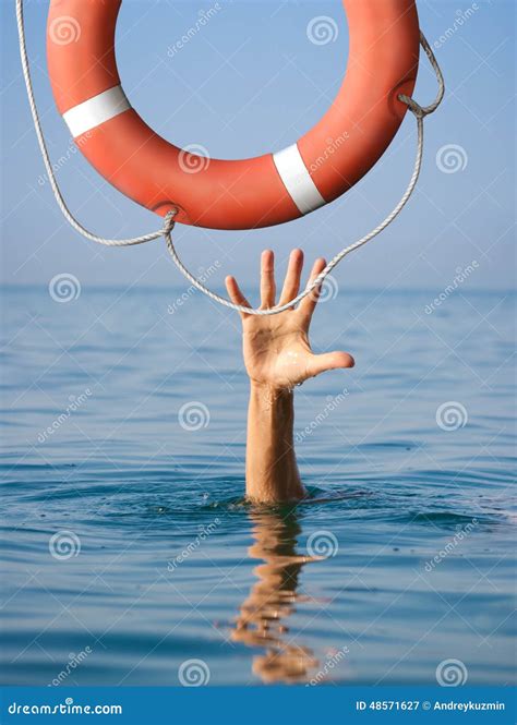 Rettungsring Für Das Ertrinken Des Mannes Im See- Oder Ozeanwasser ...