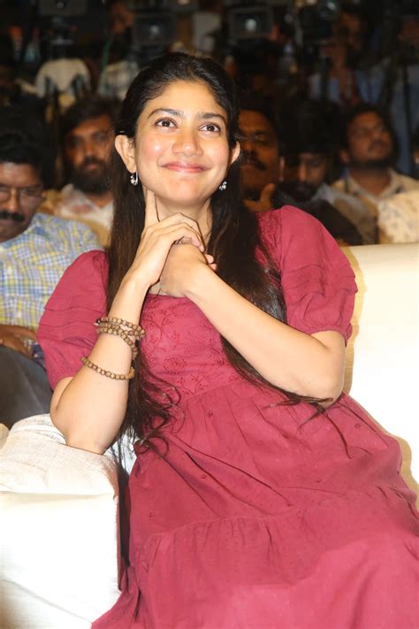 Sai Pallavi : తండేల్ ప్రెస్ మీట్‌లో సాయి పల్లవి ఫొటోలు.. ఎంత క్యూట్ గా ...