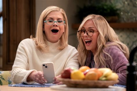 leanne-season-1-kristen-johnston-leanne-morgan