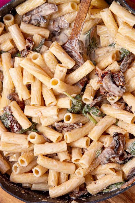 Easy Creme Fraiche Pasta (Ultra Creamy Mushroom and Spinach Sauce ...