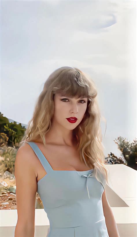 Taylor Swift | Scrolller