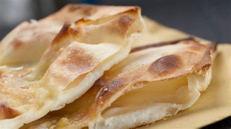 L'inimitabile focaccia al formaggio di Recco (che si può mangiare solo ...