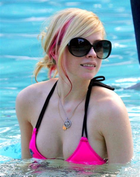 AVRIL LAVIGNE in Bikini at a Pool in Miami 01/29/2008 – HawtCelebs