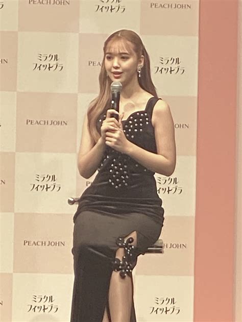 「ピーチ・ジョン」新作発表会で藤田ニコルが脚線美を披露 「撮影日は120%かわいい」 - WWDJAPAN