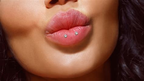 What You Need to Know About Horizontal Labret Piercing - Piercing ...