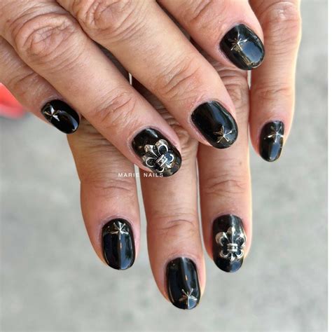 43+ Chic Short Black Nails For A Bold And Timeless Look