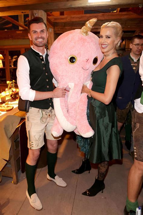 Schlagerlegende feiert Wiesn-Geburtstag samt Showeinlage – TV-Star ...