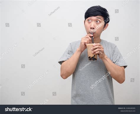 Hombre asiático chupando té de boba Foto de stock 2182638395 | Shutterstock