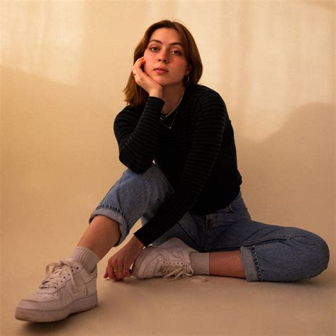 Staying - Lyrics - Lizzy McAlpine | LETRASBOOM.COM