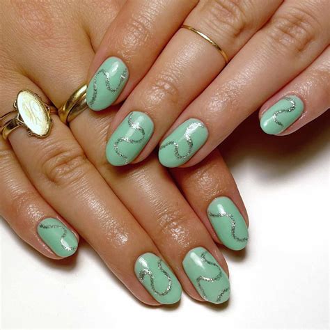 18 Short Green Nail Ideas for Spring and Beyond