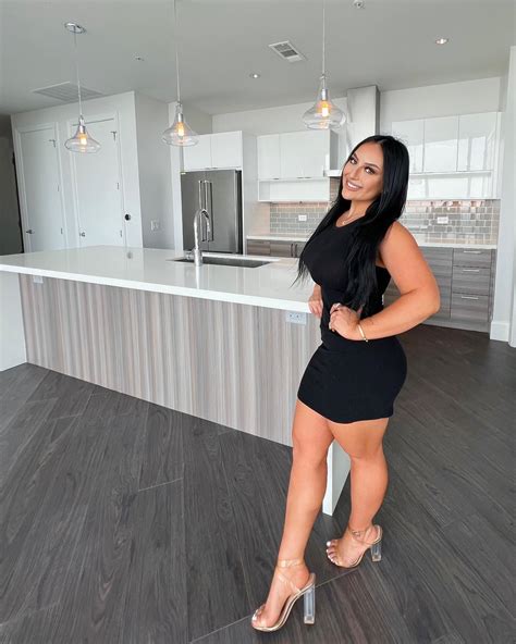Sexy realtor sets pulses racing: ‘My wife would never let me view your listing’