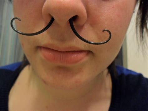 Piercing Au Septum Moustache