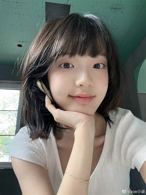 Pin by strawberries on Zoe Xiaohan | Blonde hair with bangs, Short hair styles, How to style bangs