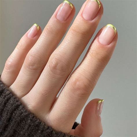 28 Short Chrome Nail Ideas For a Gorgeous, Glazed Manicure