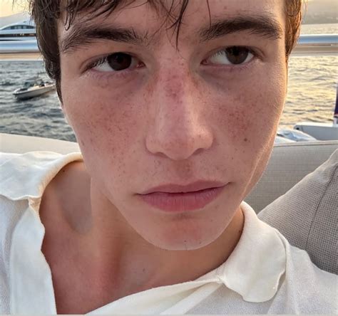 Bach Buquen en 2025 | Rostros, Caras, Compras