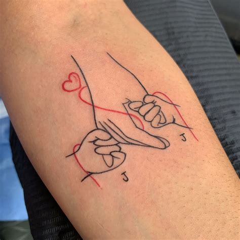 Tatuaje madre e hijos hilo rojo #gennystattoo #tattoo #hilorojo # ...