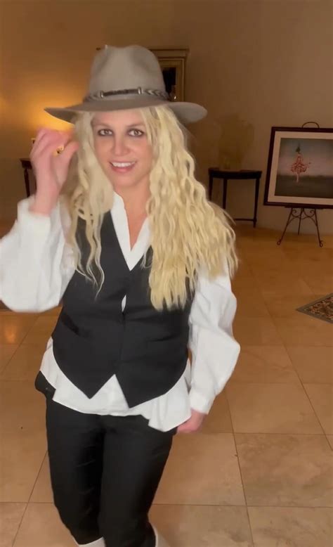 Britney Spears strips totally naked on beach getaway as she posts about ...