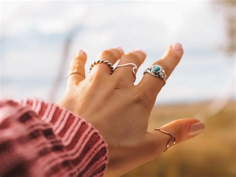 How To Mix Metals: Mixing Silver And Gold Jewelry – blingadvisor.com
