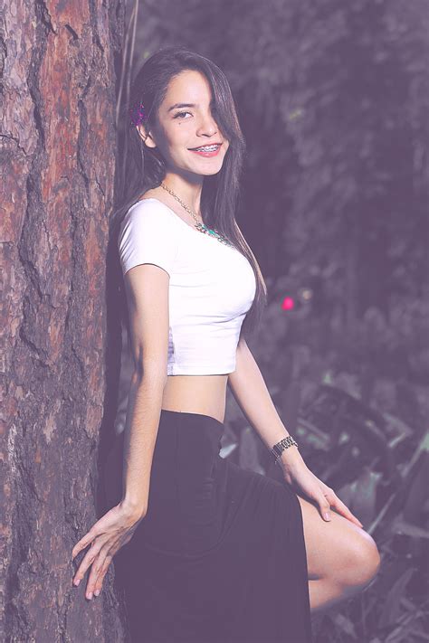 Pin by Nichole Ridgeway on Photography | Girl photo poses, Outdoor photoshoot, Spring photoshoot