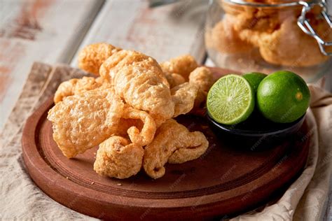 Chicharrones también conocidos como chicharon o chicharrones piel de ...
