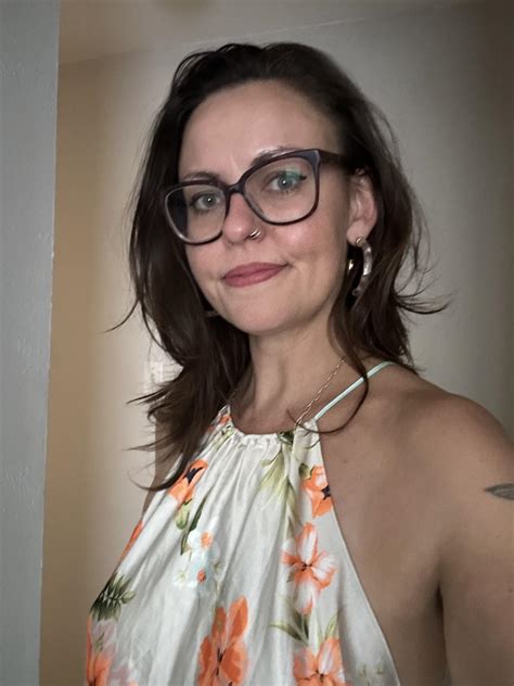 I hope I have friendly neighbors! : r/cougars_and_milfs_sfw