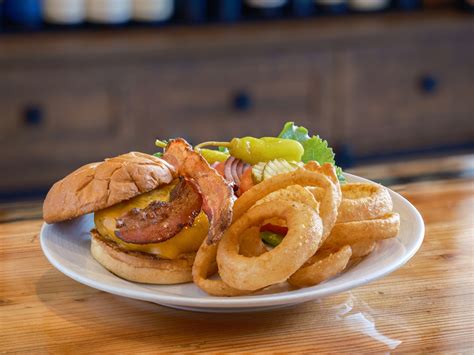 Woody's at Del Mesa in Carmel Valley | Popular Restaurant Carmel