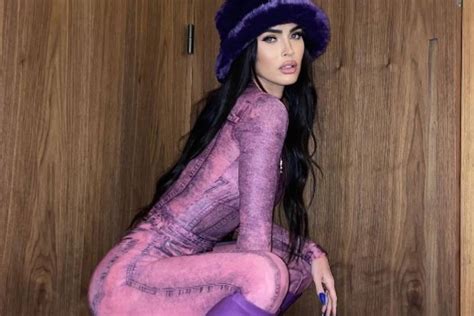 Megan Fox: Más sexy que nunca al lucir un ajustado vestido blanco que resalta sus curvas | MARCA ...