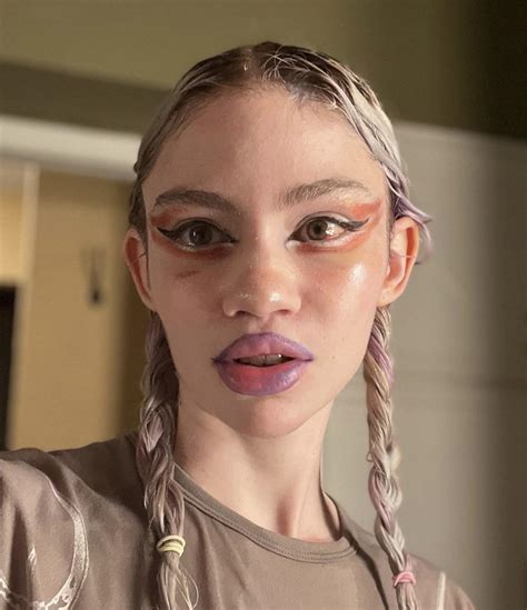 Well this is something. Grimes looks unrecognizable. : r/popculturechat