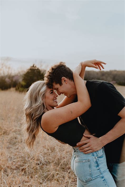 Couples photoshoot field photos couple poses – Artofit