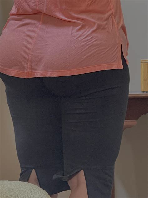 Curvy milf who loves wearing thongs! | Scrolller