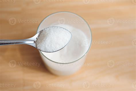 1 tablespoon sugar on a jar with a wooden background. 38077748 Stock ...