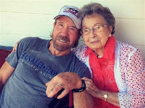 A 83 ans, Chuck Norris souhaite encore une bonne fête des mères à sa ...
