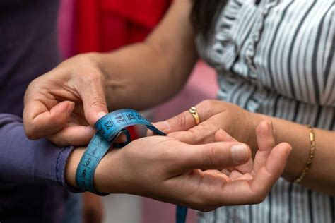 Average Wrist Size and Circumference for Males and Females – Fitness Volt