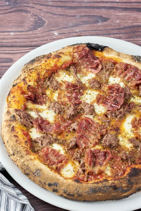 Beef and bacon pizza - Recipe for the Best Meatlovers Pizza