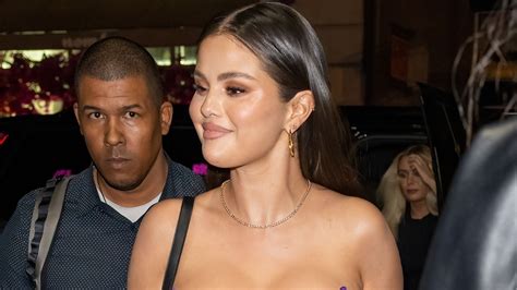 Selena Gomez nos convence de llevar lencería nude y jeans con este look | Glamour