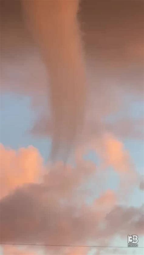 Cronaca meteo Liguria: spettacolare tromba marina immortalata da Genova ...